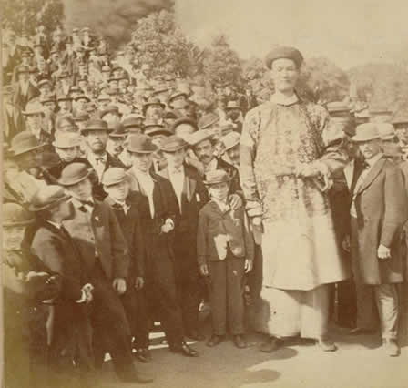 中国最高的人:鲍喜顺身高2.36米(吉尼斯认证) 中国最高的人:鲍喜顺身高2.36米(吉尼斯认证)