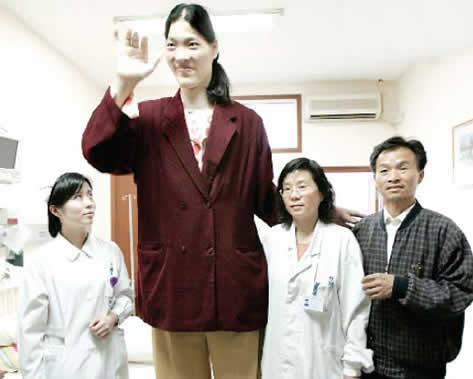 中国最高的人:鲍喜顺身高2.36米(吉尼斯认证) 中国最高的人:鲍喜顺身高2.36米(吉尼斯认证)