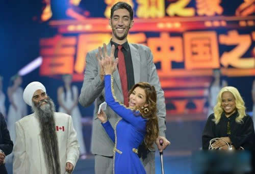 世界上最高的人:3.19米詹世钗和2.72米罗伯特(图) 世界上最高的人:3.19米詹世钗和2.72米罗伯特(图)