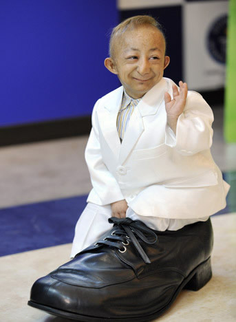 中国最矮的人:何平平一生仅74.6厘米(21岁离世) 中国最矮的人:何平平一生仅74.6厘米(21岁离世)