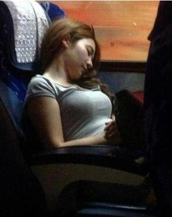 坐长途车，错过一站了，要不要下？