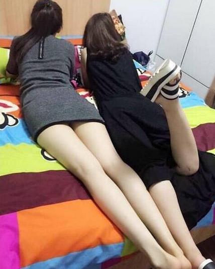 两人中只有一个是美女，你猜是哪一个？