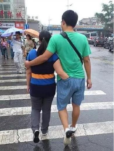 这才是真爱啊，看看搂的多紧