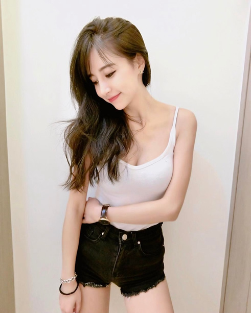 千年一遇美女空姐高钰雯：台湾空姐高钰雯迷人照