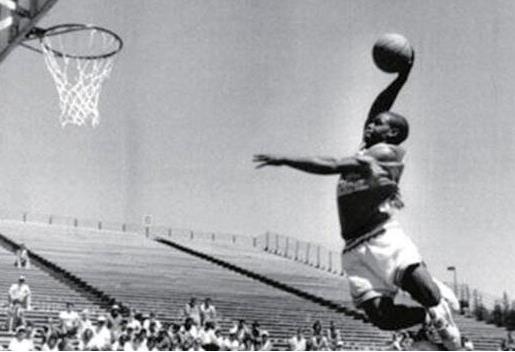 世界上弹跳最高的人:高度达153厘米的厄尔·麦尼考尔特 世界上弹跳最高的人:高度达153厘米的厄尔·麦尼考尔特