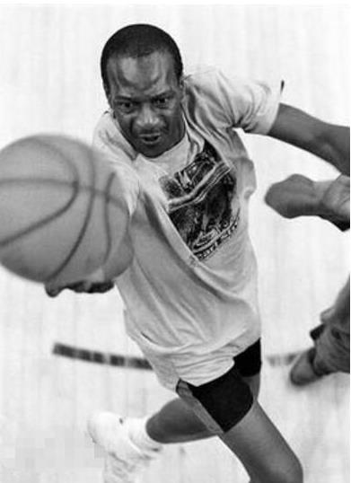 世界上弹跳最高的人:高度达153厘米的厄尔·麦尼考尔特 世界上弹跳最高的人:高度达153厘米的厄尔·麦尼考尔特