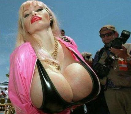 10个胸部逆天女人盘点：世界上最大的胸部重77斤