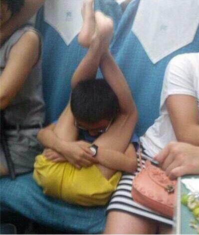 火车上的20种奇葩睡姿：搞笑合不拢嘴了（组图）