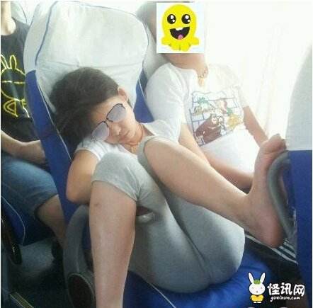 火车上的20种奇葩睡姿：搞笑合不拢嘴了（组图）