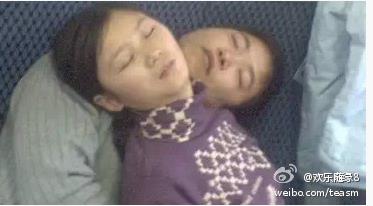 火车上的20种奇葩睡姿：搞笑合不拢嘴了（组图）