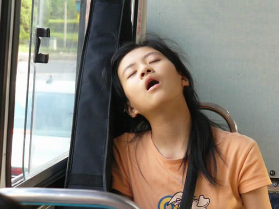 火车上的20种奇葩睡姿：搞笑合不拢嘴了（组图）