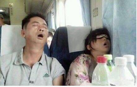 火车上的20种奇葩睡姿：搞笑合不拢嘴了（组图）
