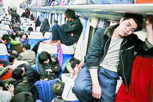 火车上的20种奇葩睡姿：搞笑合不拢嘴了（组图）