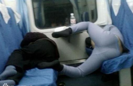 火车上的20种奇葩睡姿：搞笑合不拢嘴了（组图）
