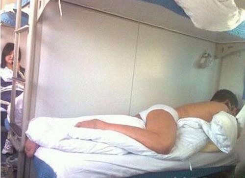 火车上的20种奇葩睡姿：搞笑合不拢嘴了（组图）