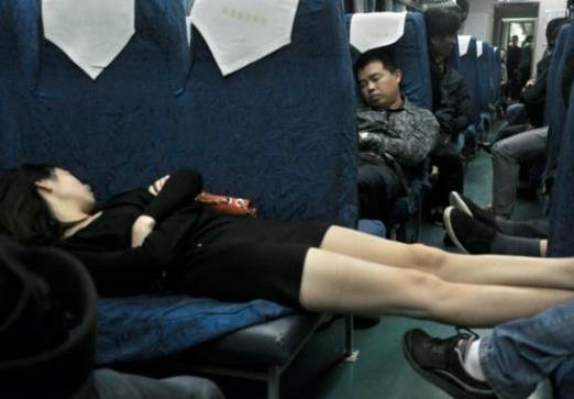 火车上的20种奇葩睡姿：搞笑合不拢嘴了（组图）