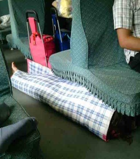 火车上的20种奇葩睡姿：搞笑合不拢嘴了（组图）