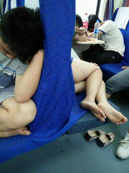 火车上的20种奇葩睡姿：搞笑合不拢嘴了（组图）
