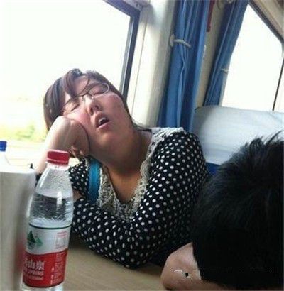 火车上的20种奇葩睡姿：搞笑合不拢嘴了（组图）