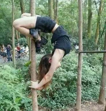 妹子你可真是艺高人胆大，后面哪么多人观看也不害羞