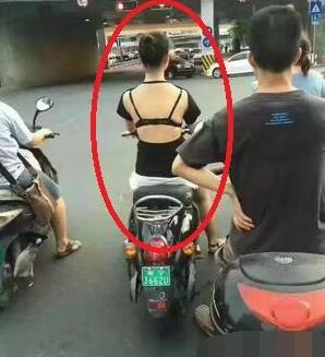前边骑电动的妹子，天气再热，也不能穿成这样啊