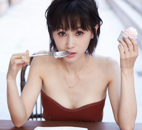 王子文晒低胸美照:觉得我没呆了请点赞(图) 王子文晒低胸美照:觉得我没呆了请点赞(图)