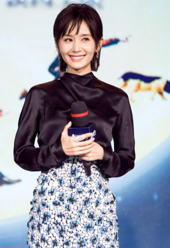 王子文晒低胸美照:觉得我没呆了请点赞(图) 王子文晒低胸美照:觉得我没呆了请点赞(图)