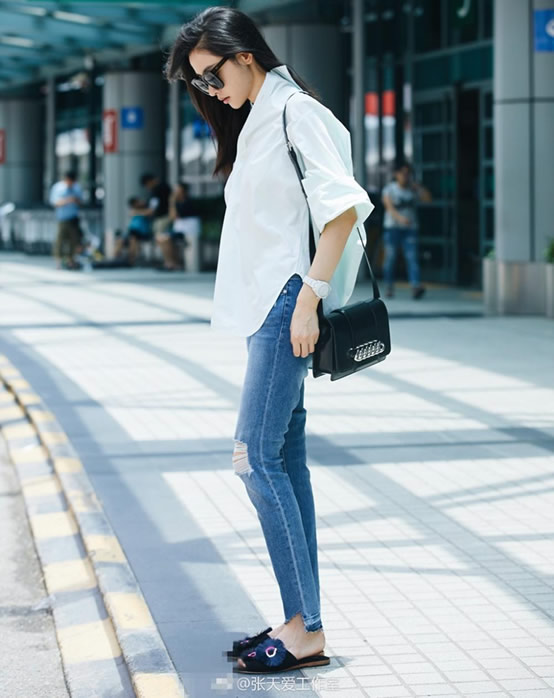 张天爱牛子裤图片：张天爱牛仔裤休闲穿搭美照
