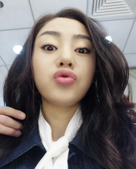 张天爱晒七连拍：张天爱搞怪卖萌七连拍图片