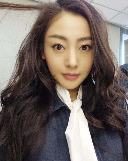 张天爱晒七连拍：张天爱搞怪卖萌七连拍图片