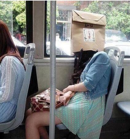 大姐，地铁看起来不挤啊，你这样挤在一起真的好么