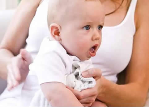 宝宝打嗝的时候可以喂奶吗 打嗝喂奶需注意姿势 宝宝打嗝的时候可以喂奶吗 打嗝喂奶需注意姿势