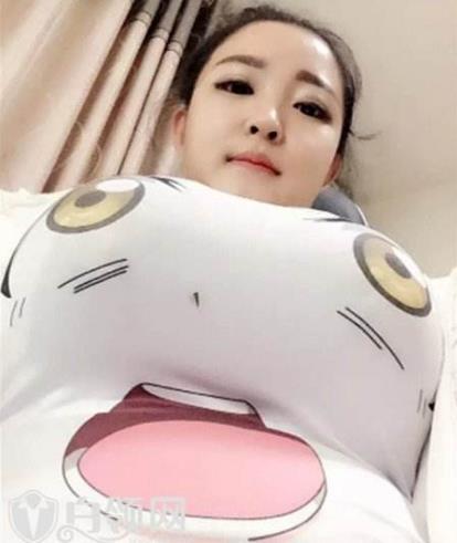 波涛胸涌是什么意思：大胸美女图片