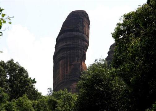 山阴阳石中的阳元石位于广东省仁化县丹霞山风景区,锦江之西,玉女峰旁