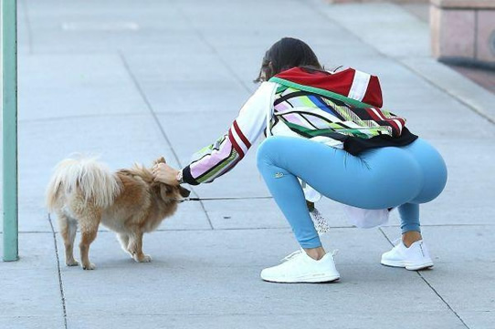 下班的路上，遇到这个小姐姐真有爱心