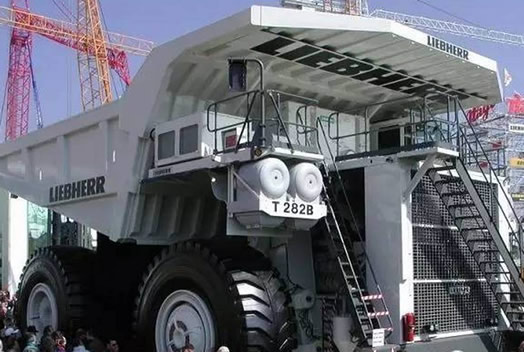 世界上最大的车:车轮就有2人高(图) 世界上最大的车:车轮就有2人高(图)