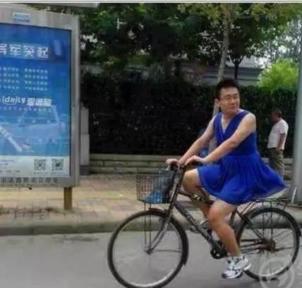 大哥，你这是整啥？运动鞋配短裙