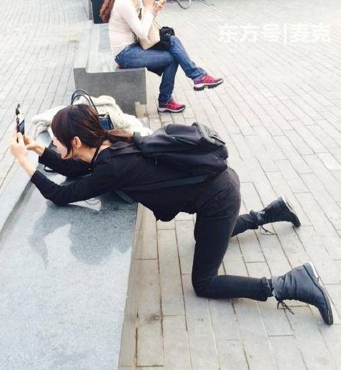 妹子，比起那对汪男女，我更在乎你拍照的姿势