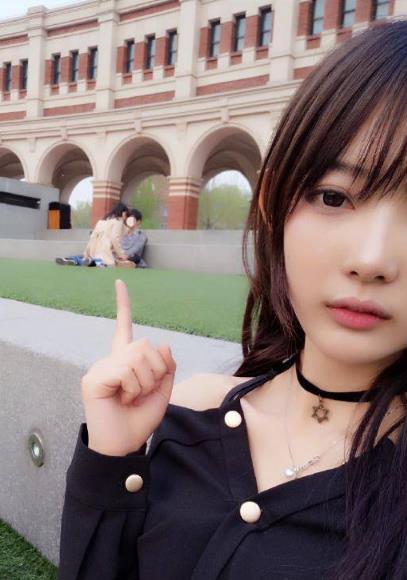 妹子，比起那对汪男女，我更在乎你拍照的姿势