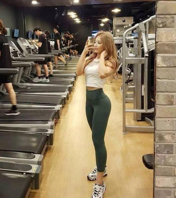 你们看健身房里的人是多么卖力的在锻炼