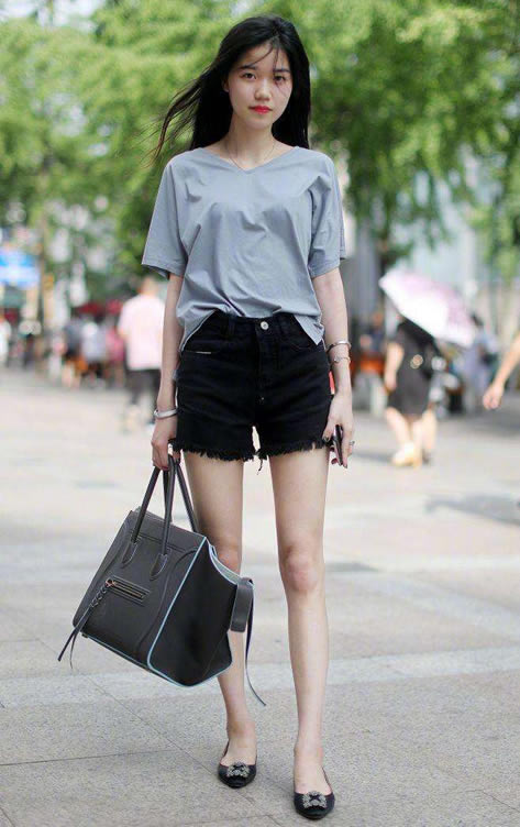 时尚紧身裤搭配：惹眼又简单干净还增添女人亮点