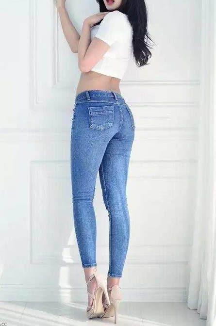 紧身裤无敌美腿清纯时尚：尽展优雅迷人姿势（图）