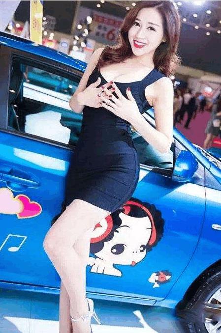 包臀裙显尽女人味：美美搭配让你穿出时髦感