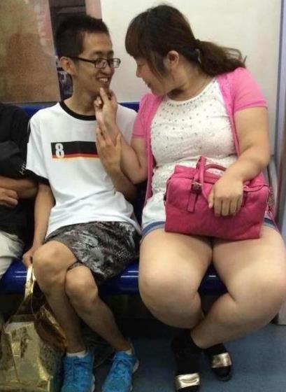 你们这是在秀恩爱吧，公共场合要注意点