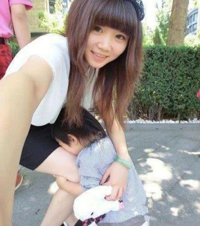 孩子，在妈妈面前不许淘气