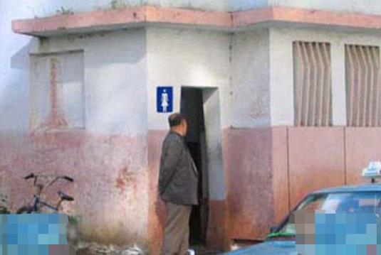 一男子酒后错入女厕 将错就错偷拍如厕女子被抓