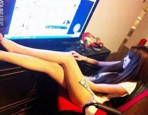 女票总是这样玩电脑，管她真是一点精力都没有了