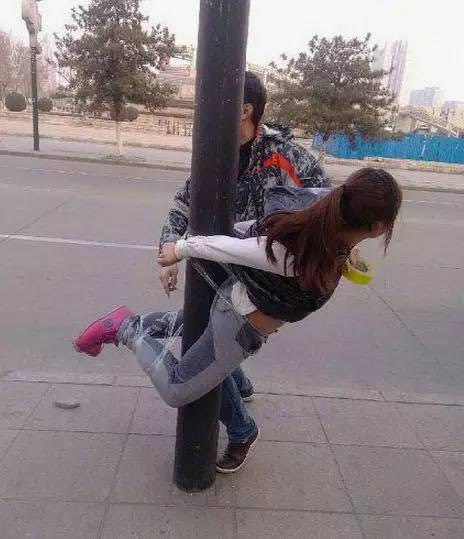 妹子这是犯什么错竟然拉出来示众，猜猜肯定不是一般的错