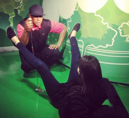 妹子调皮了，竟然调戏高尔夫球员