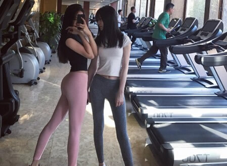 美女网红晒美臀 竟是为了卖紧身裤（组图）